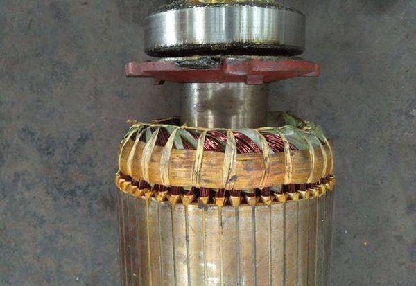 西安電機(jī)廠技術(shù)員關(guān)于高壓電機(jī)端部捆扎的重要性分析。